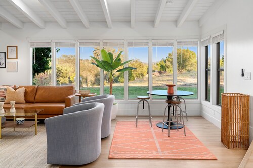 Mid Century Modern Escape 4 Br w/ Pool - 1.7 acres