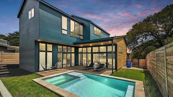 Een buitenzwembad, een verwarmd zwembad