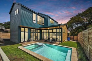 A heated pool - Pool, Hot Tub, Tulum Inspired - Mins to Downtown! (Austin)