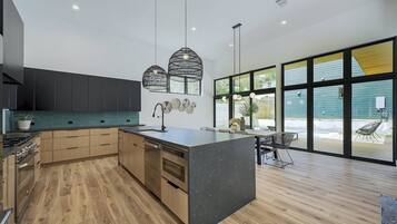 Frigorifero, microonde, forno, piano cottura