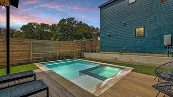 Een buitenzwembad, een verwarmd zwembad