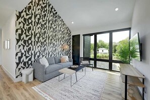 Smart TV, offices - Pool, Hot Tub, Tulum Inspired - Mins to Downtown! (Austin)