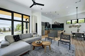 Smart TV, offices - Pool, Hot Tub, Tulum Inspired - Mins to Downtown! (Austin)