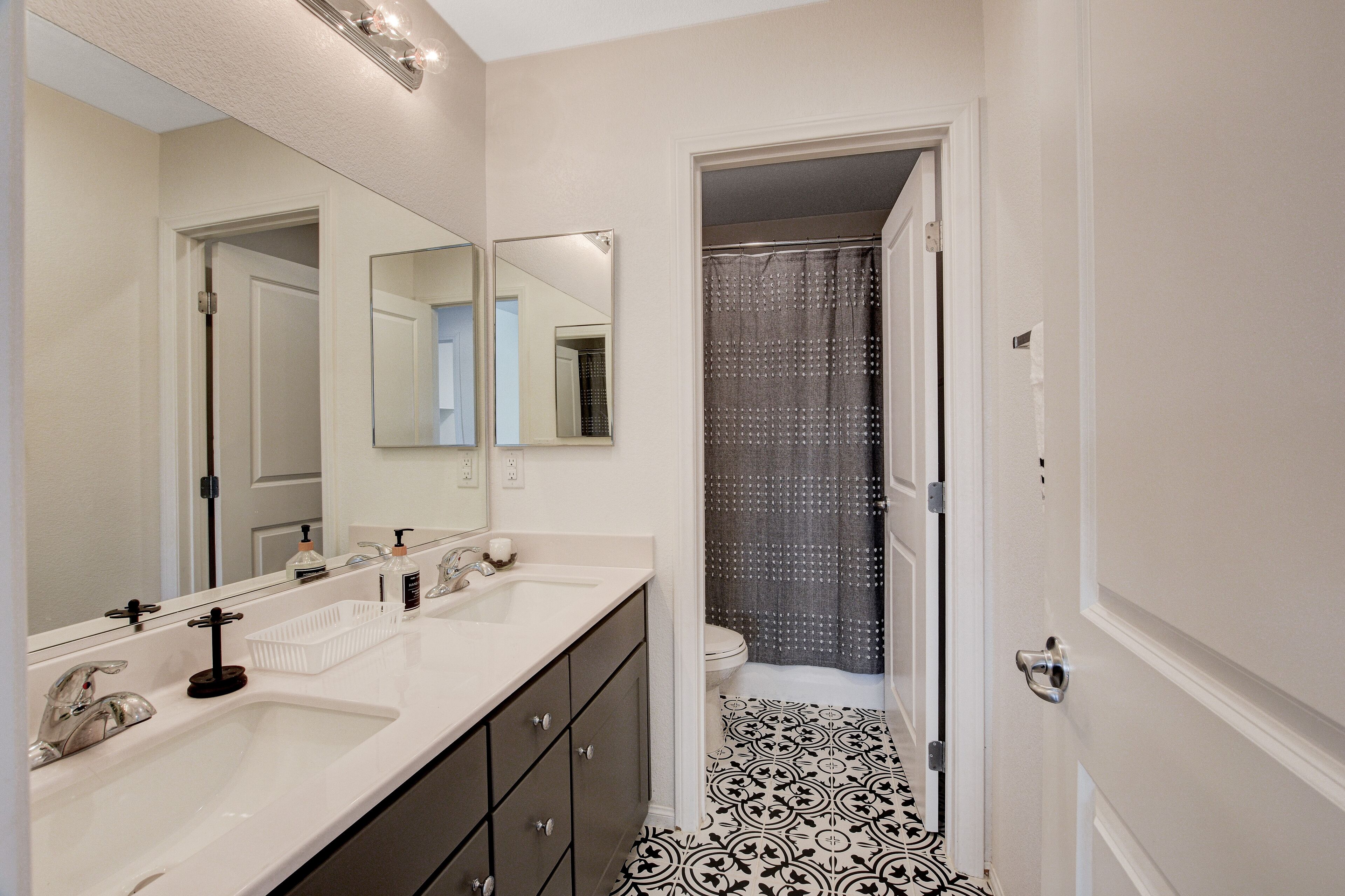 Cheerful 4 Bedroom Home w/ Indoor Fireplace