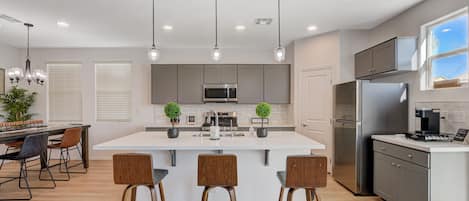 Refrigerador, microondas, horno, placa de cocina