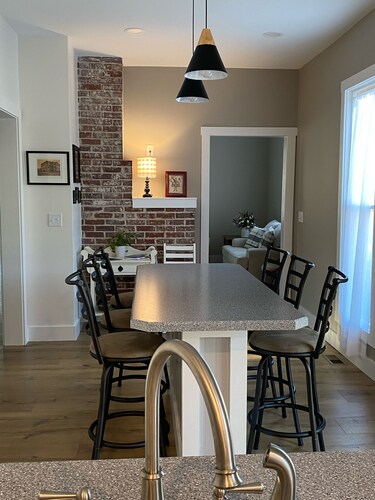 Toliver Guest House, Premier location on Main Street!  Newly remodeled-spacious.