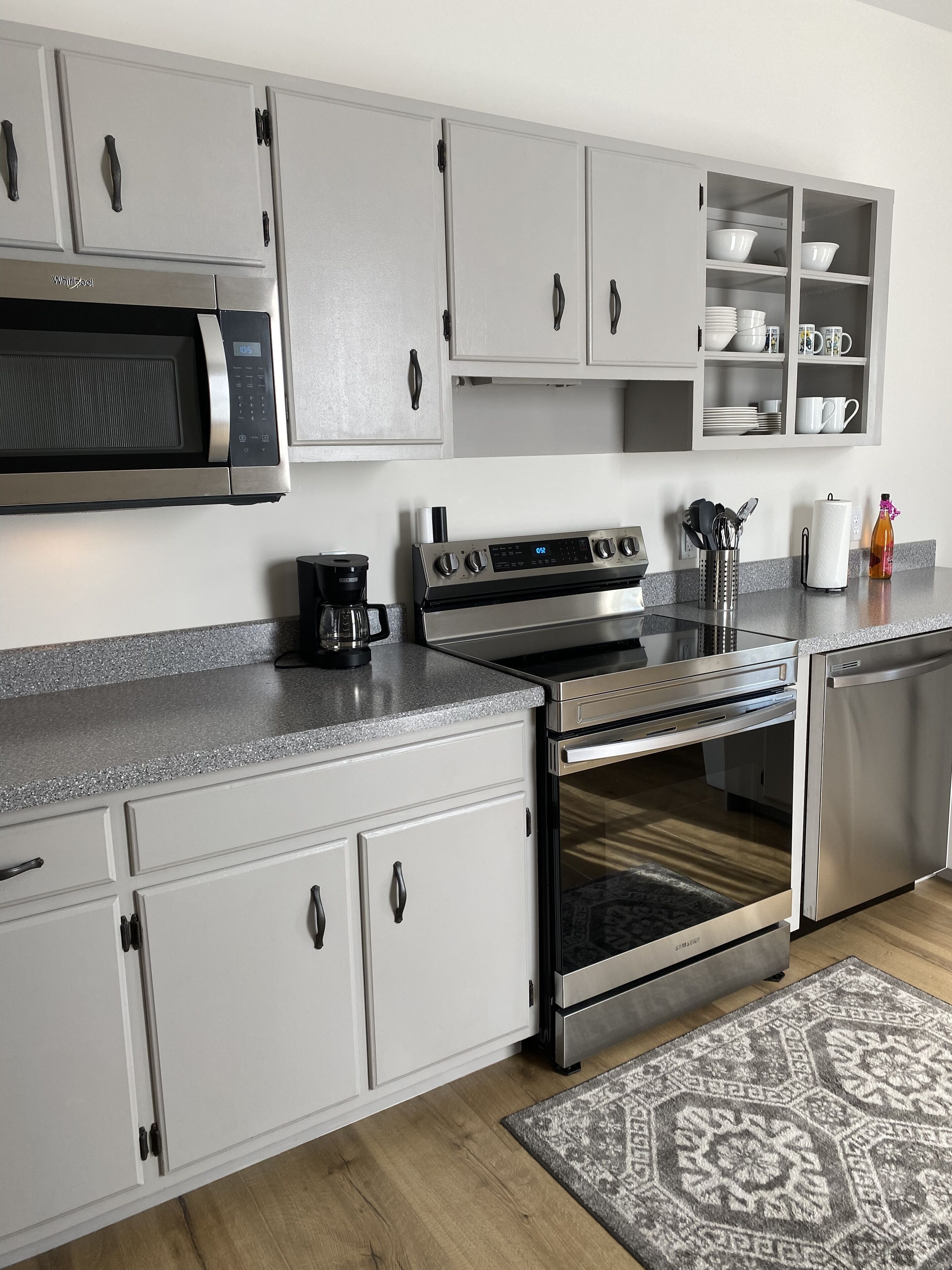 Toliver Guest House, Main Street, spacious, newly remodeled, downtown.