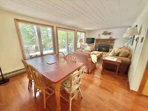 Smart TV, fireplace, books - 2026 open, cozy, sunset waterfront cottage on N Lake Leelanau. (Lake Leelanau)