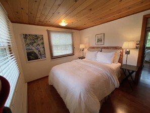 3 bedrooms, iron/ironing board, free WiFi, bed sheets - 2026 open, cozy, sunset waterfront cottage on N Lake Leelanau. (Lake Leelanau)