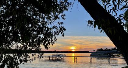 Fall open w/late checkout, stunning, cozy, sunset waterfront on N Lake Leelanau.