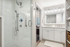 Badewanne, Haartrockner, Handtücher