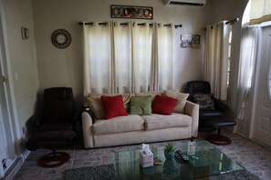 Smart TV - Tastefully Furnished House 3 minutes from the beach and a Bahamian settlement (Freeport)