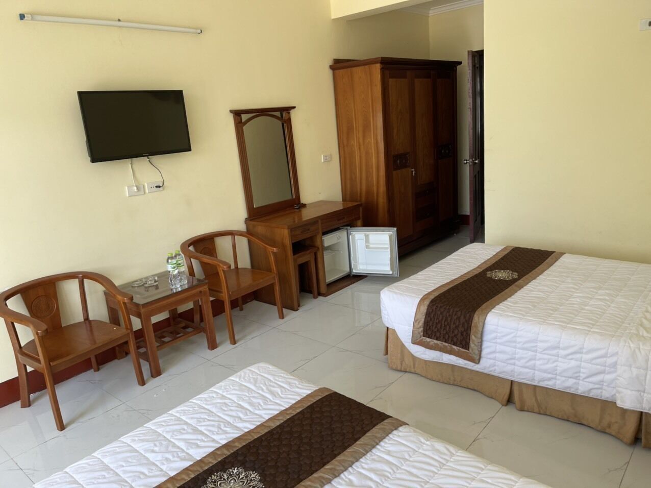 Minibar, desk, free WiFi, bed sheets