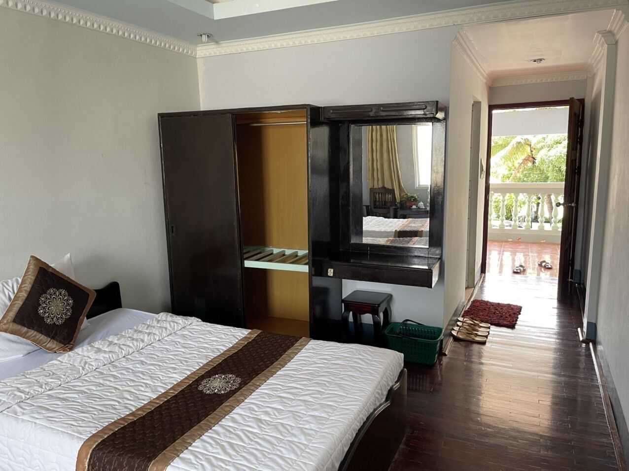 Minibar, desk, free WiFi, bed sheets