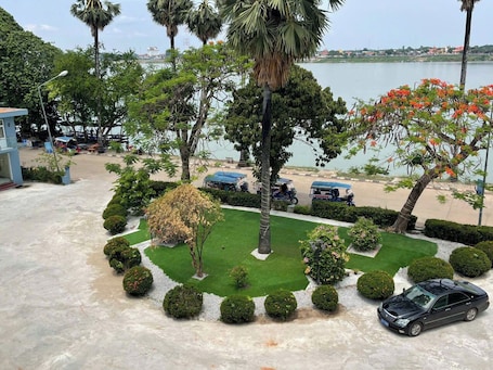 ๋๋ญ์ค๋ฃธ (Twin, Window) | ํ
๋ผ์ค/ํํฐ์ค