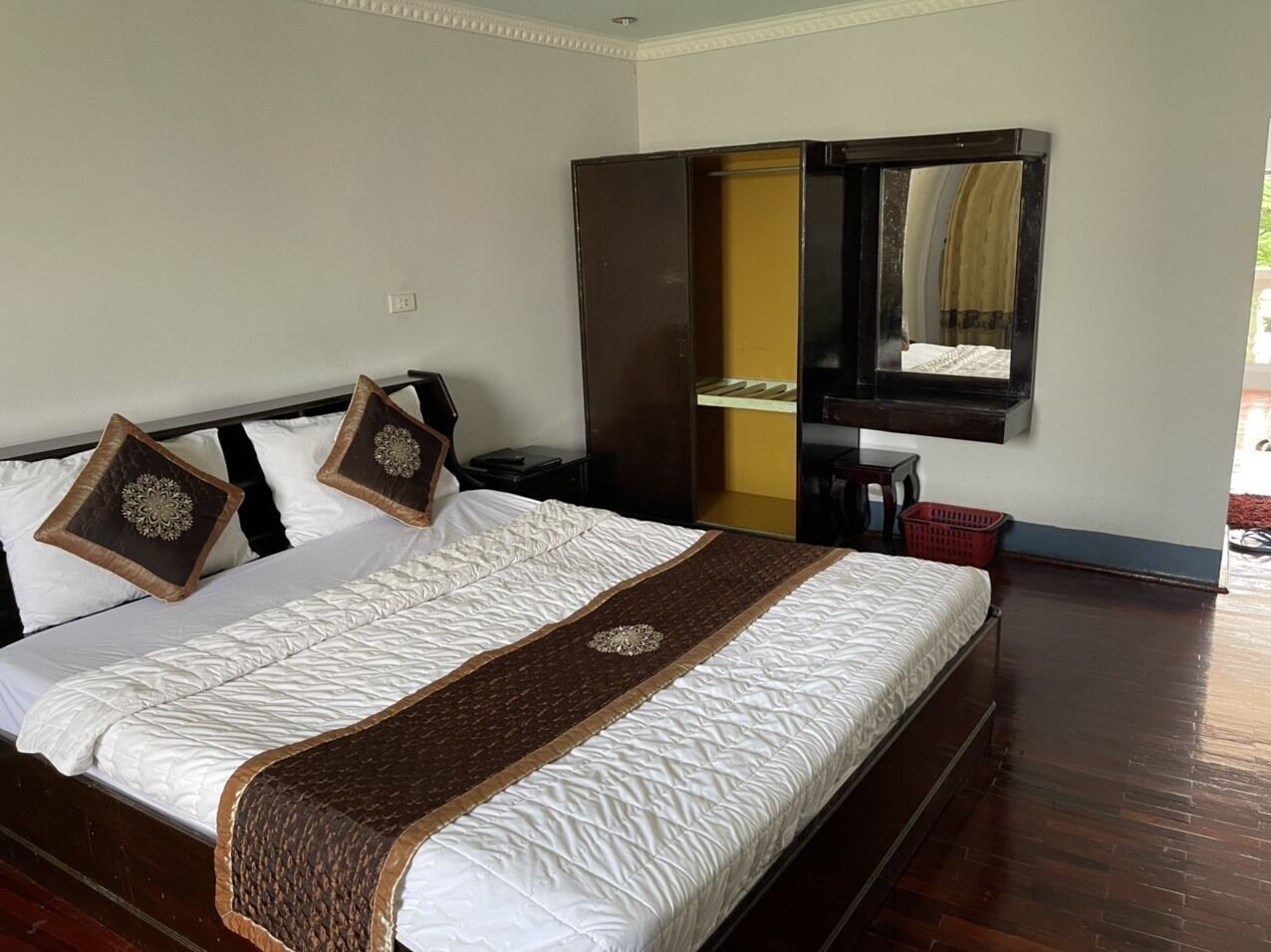 Minibar, desk, free WiFi, bed sheets