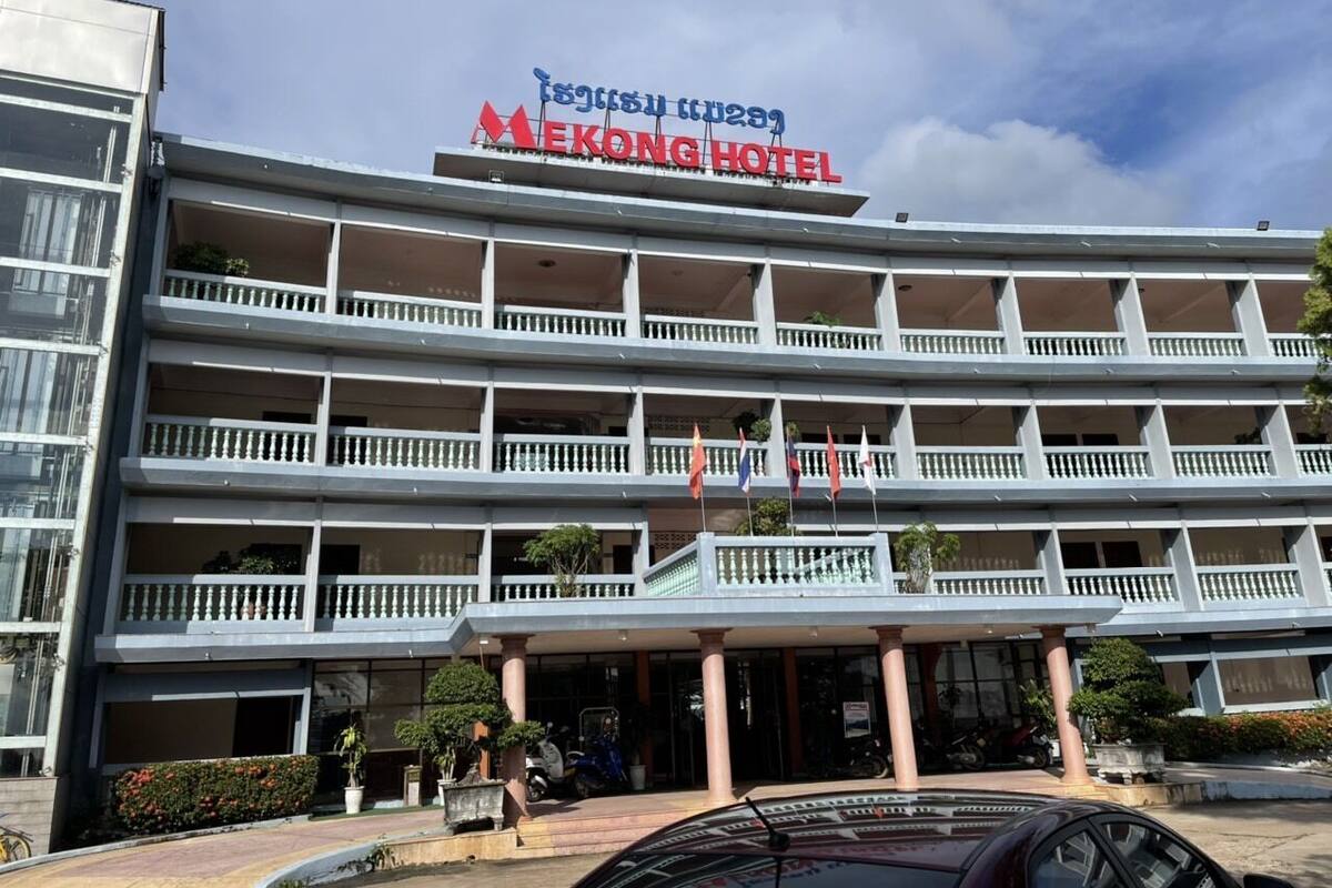 Ett hotell med flera våningar, med en tydlig skylt som visar texten ”MEKONG HOTEL”.