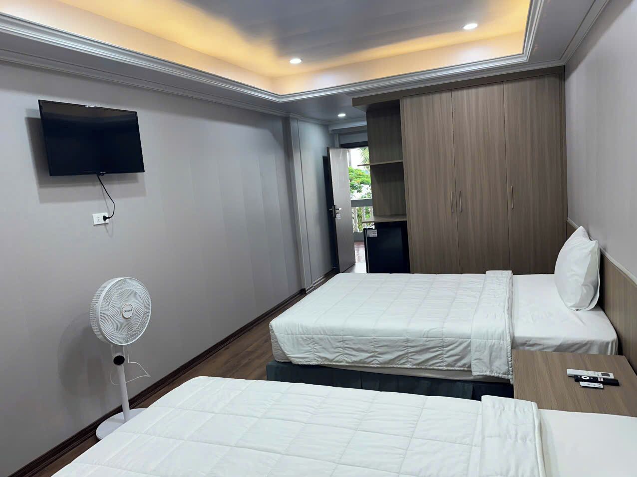 Deluxe Twin Room with Window | Minibar, desk, free WiFi, bed sheets