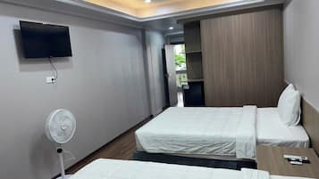 Deluxe Twin Room with Window | Minibar, desk, free WiFi, bed sheets