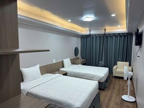 Quarto luxo (Twin, Window) | Frigobar, escrivaninha, Wi-Fi de cortesia, roupa de cama