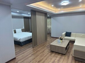 Deluxe Twin Room with Window | Minibar, desk, free WiFi, bed sheets