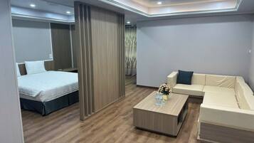 Deluxe Twin Room with Window | Minibar, desk, free WiFi, bed sheets