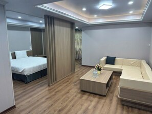 Minibar, escritorio, wifi gratis y ropa de cama