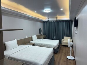 Deluxe Twin Room with Window | Minibar, desk, free WiFi, bed sheets