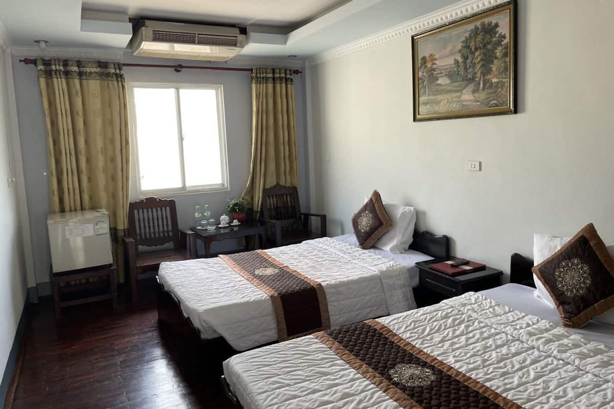 Deluxe Twin Room with Window | Minibar, desk, free WiFi, bed sheets