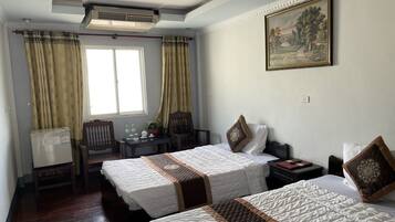 Deluxe Twin Room with Window | Minibar, desk, free WiFi, bed sheets