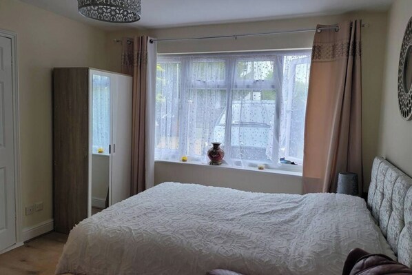 1 slaapkamer, een strijkplank/strijkijzer, wifi, beddengoed