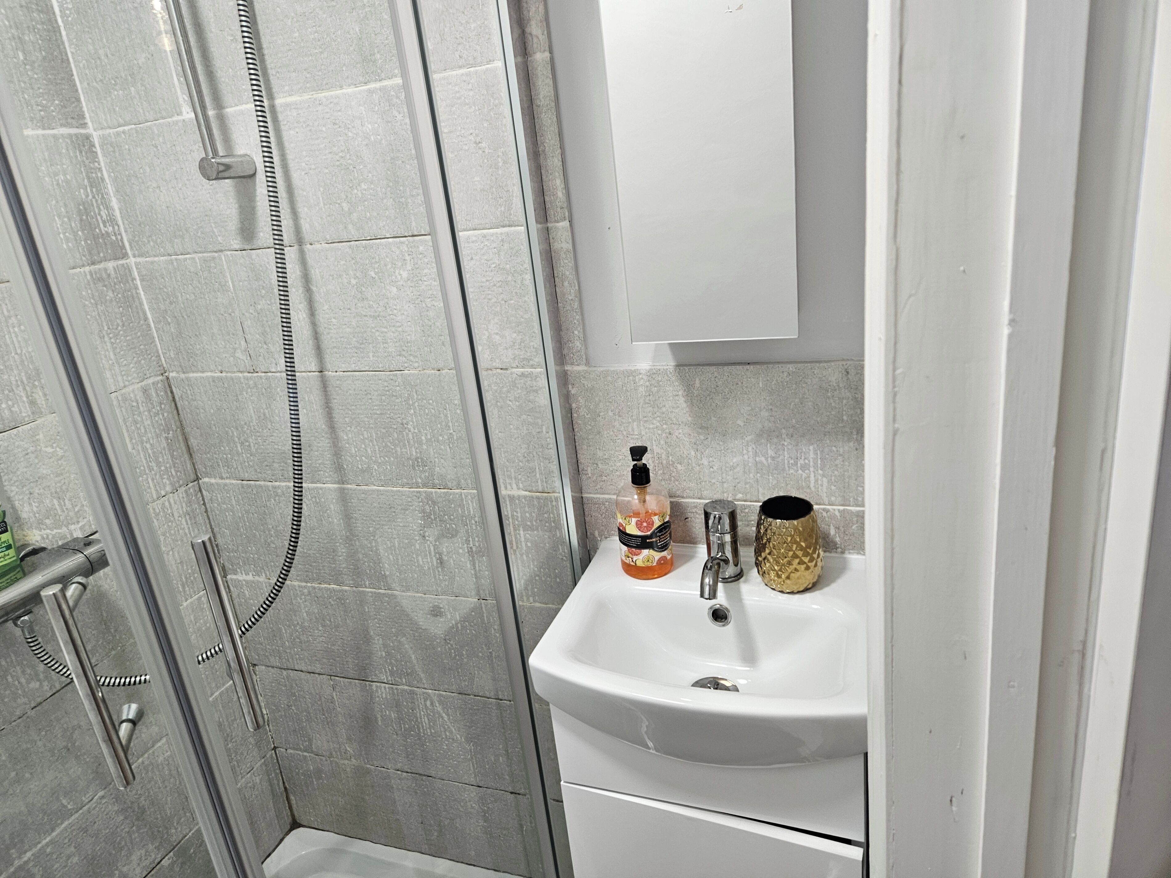 シャワー、ヘアドライヤー、タオル