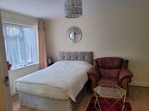 1 slaapkamer, een strijkplank/strijkijzer, wifi, beddengoed
