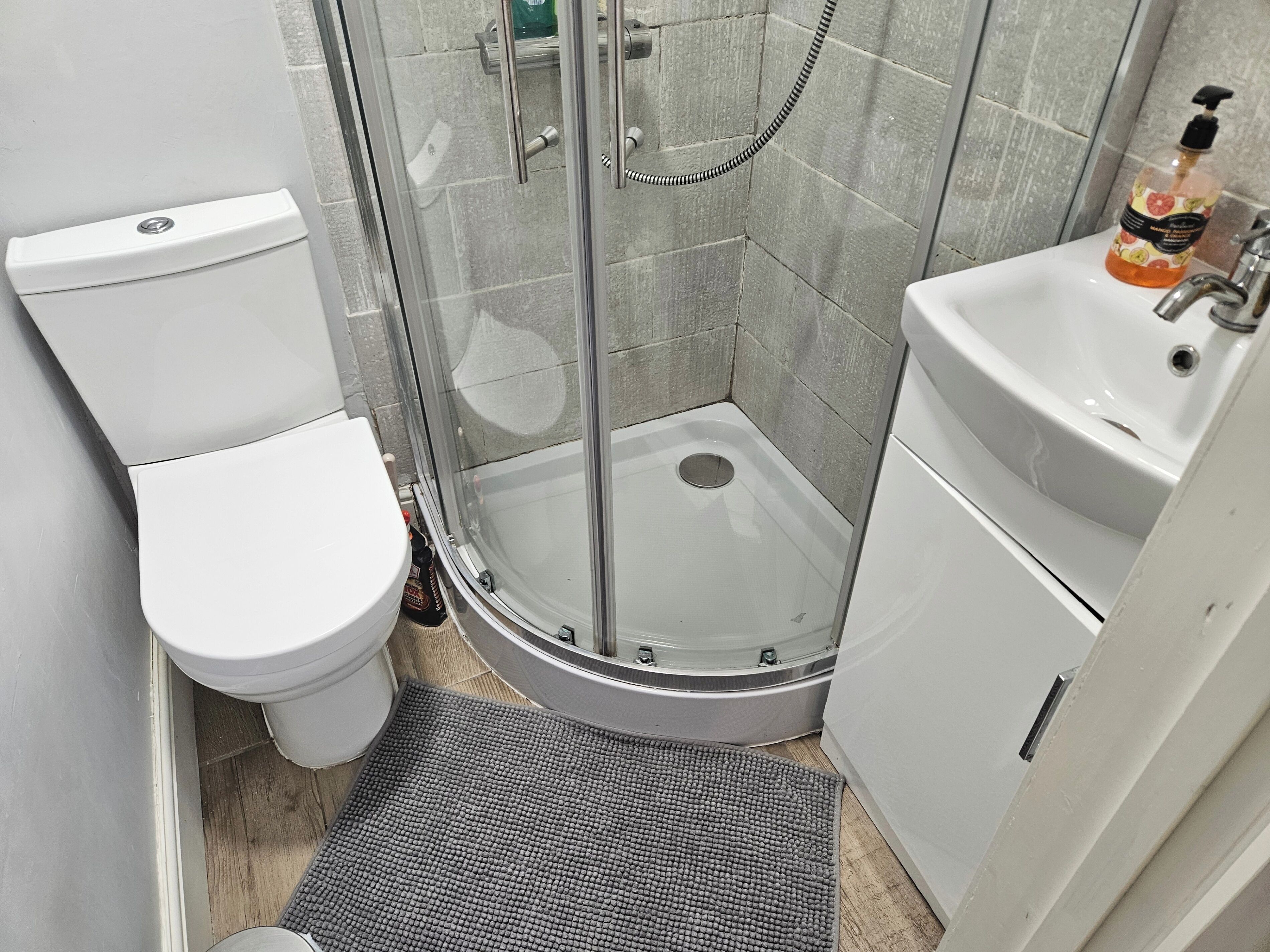 シャワー、ヘアドライヤー、タオル