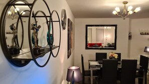 Dining - Comfy 2BD/1BA | City Centre Luxury w/Free Parking. (Manchester)