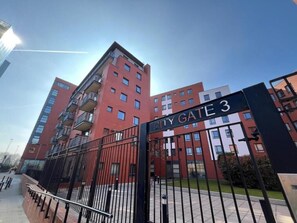 Exterior - Comfy 2BD/1BA | City Centre Luxury w/Free Parking. (Manchester)