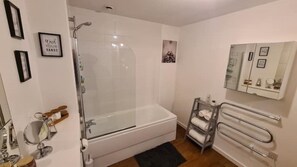 Combined shower/bathtub, hair dryer, towels, soap - Comfy 2BD/1BA | City Centre Luxury w/Free Parking. (Manchester)