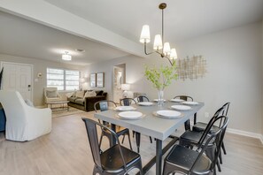 Dining - Cozy Updated Home, A+ Location, 2 King Suites! (Dallas)