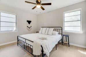 3 bedrooms, in-room safe, desk, iron/ironing board - Cozy Updated Home, A+ Location, 2 King Suites! (Dallas)