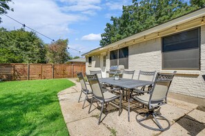 Outdoor dining - Cozy Updated Home, A+ Location, 2 King Suites! (Dallas)