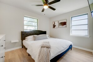 3 bedrooms, in-room safe, desk, iron/ironing board - Cozy Updated Home, A+ Location, 2 King Suites! (Dallas)