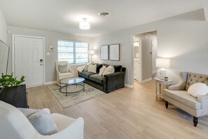 Smart TV, foosball - Cozy Updated Home, A+ Location, 2 King Suites! (Dallas)