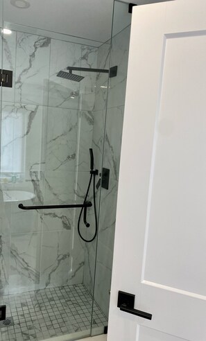 Combined shower/bathtub, hair dryer, towels, soap - Contemporary 3BR Family-Friendly Oasis Close to the Lake (Toronto)