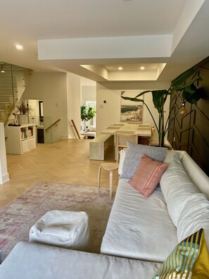 Smart TV, chimenea y estéreo