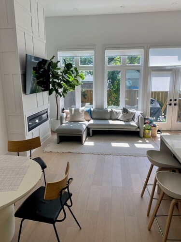 Contemporary 3BR Family-Friendly Oasis Close to the Lake