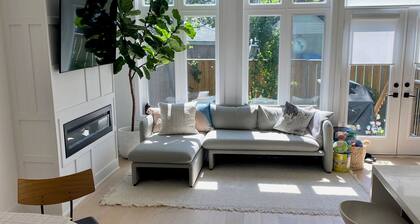 Contemporary 3BR Family-Friendly Oasis Close to the Lake