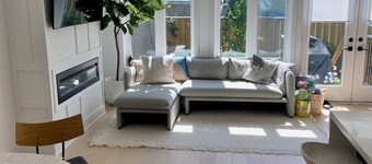 Contemporary 3BR Family-Friendly Oasis Close to the Lake