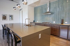 Frigorifero, microonde, forno, piano cottura