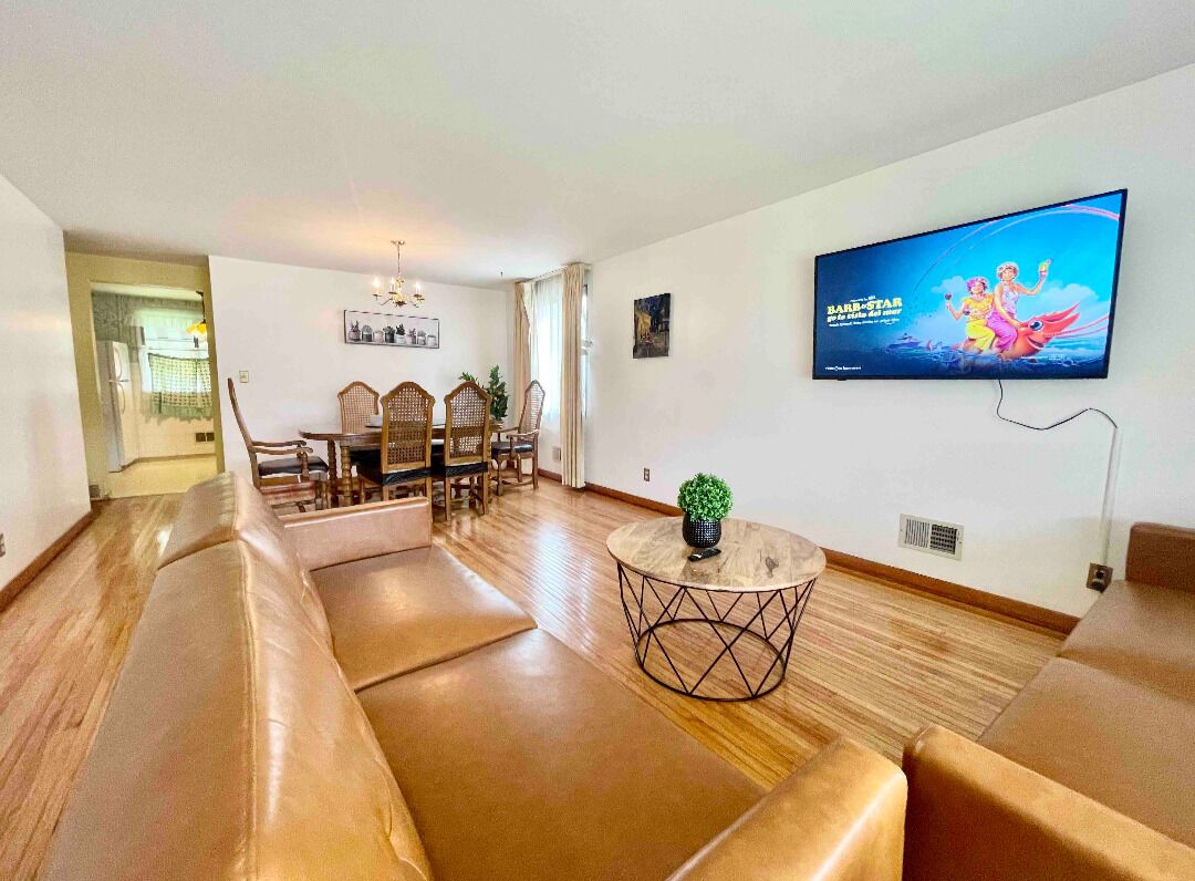 Private Buffalo Suburban Family Home Near Niagara Falls