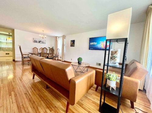 Private Buffalo Suburban Family Home Near Niagara Falls